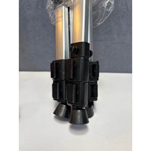 Art Easel. (New) Holds up to 32” canvas. Adjustable for table top or floor use. - Picture 6 of 6